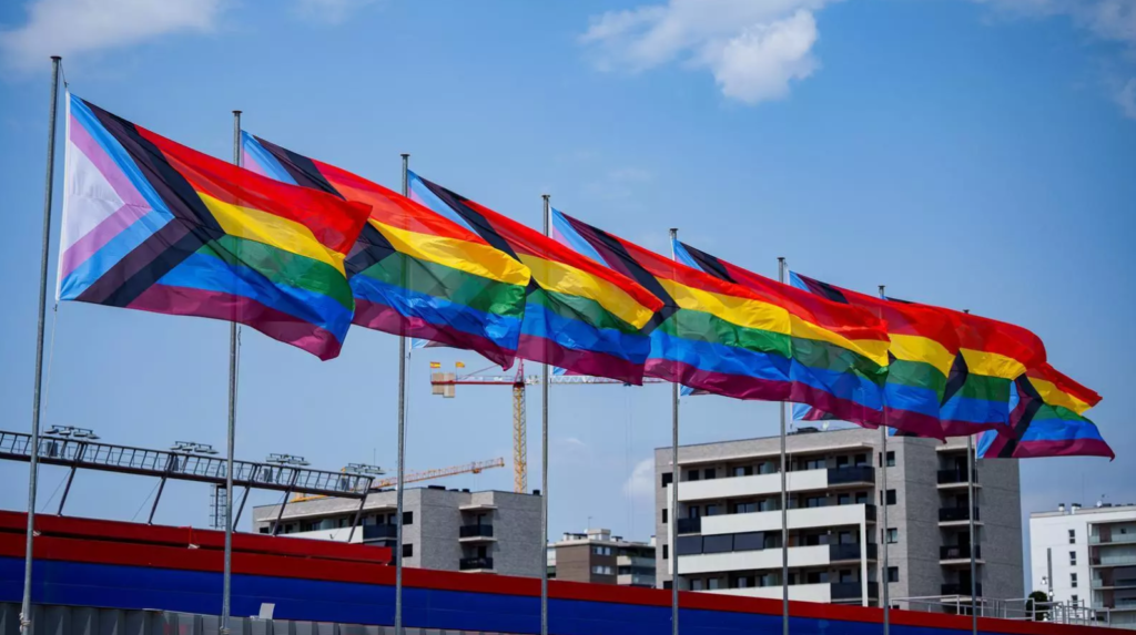 Banderas LGTBI en el estadio Johan cruyff del FC Barcelona.