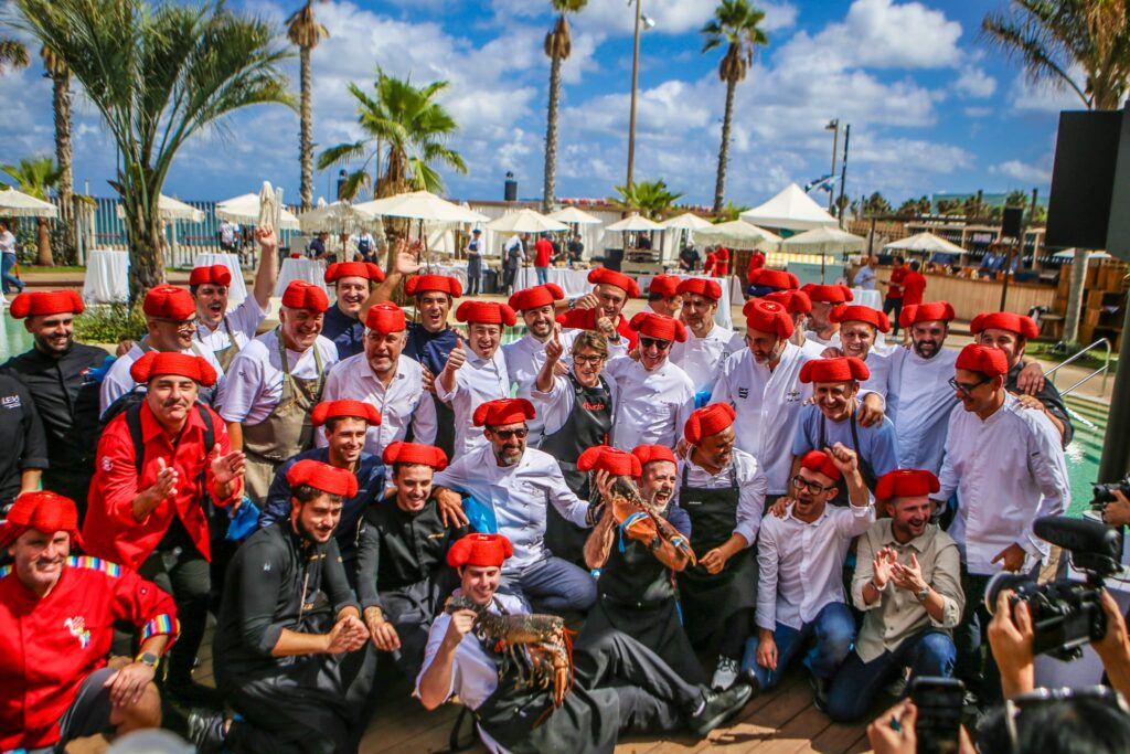 Los cocineros que participaron en el evento de Casacas Rojas, ataviados con las monteras conmemorativas.