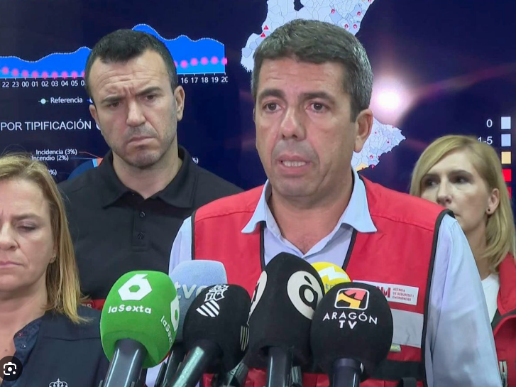 Carlos Mazón, atendiendo a los medios de comunicación desde el CECOPI.